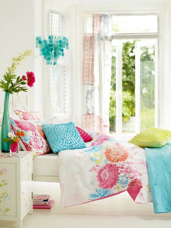 éléments-multicolores-coussins-bariolés-lampion-papier