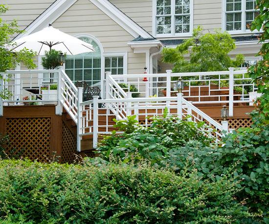 terrasse de jardin deux-mètres-hauteur-parasol-balustrade-blanc