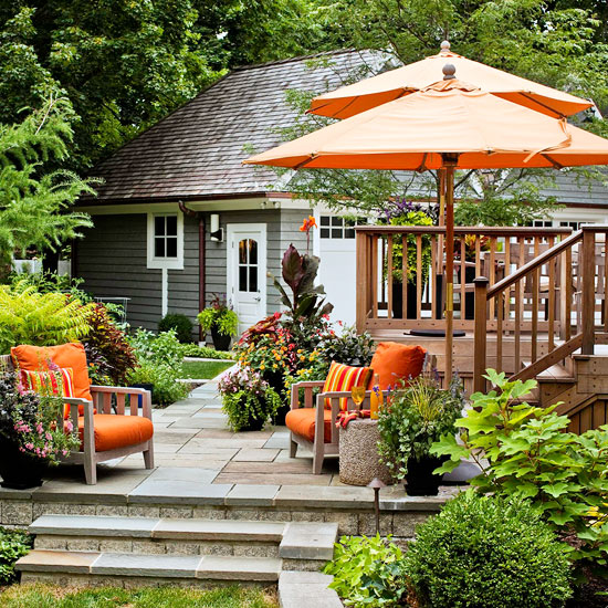 terrasse de jardin plantes-parasols-oranges-balustrade-bois