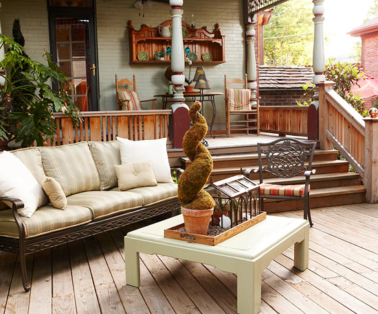 terrasse de jardin niveaux-escalier-bois-mobilier-fer