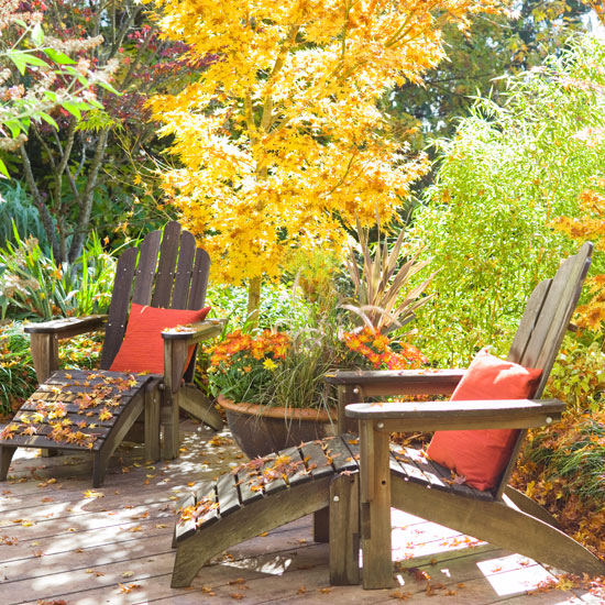 terrasse de jardin détente-calme-automn-chaise-longue-bois