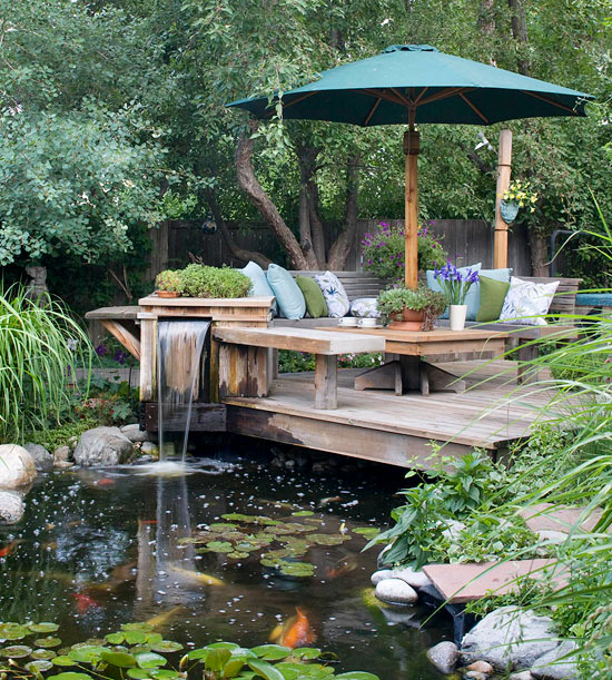 terrasse de jardin refuge-plantes-pièce-d'eau-parasol
