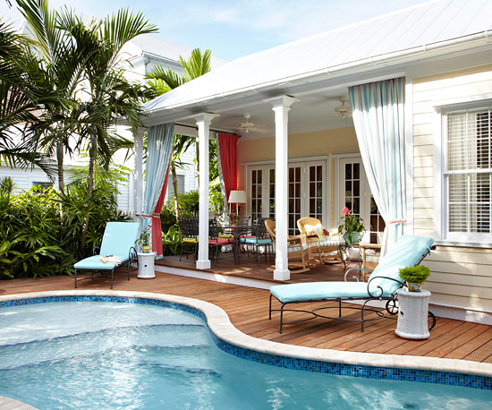 terrasse-piscine-extérieure-chaise-longues-façade-blanche