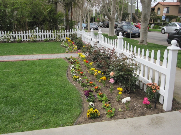 Clôture-de-jardin-pelouse-fleurs