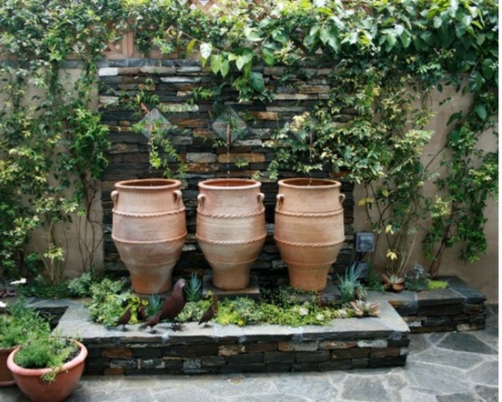 fontaine de jardin Construction-intéressante-trois-vases-en-beige