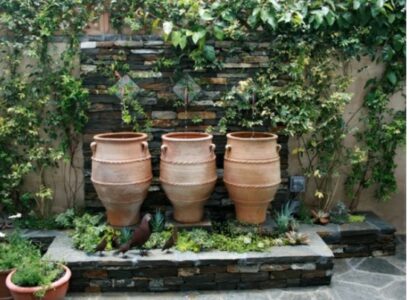 Construction-intéressante-trois-vases-en-beige-fontaine-de-jardin