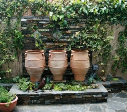 Construction-intéressante-trois-vases-en-beige-fontaine-de-jardin