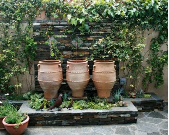 Construction-intéressante-trois-vases-en-beige-fontaine-de-jardin