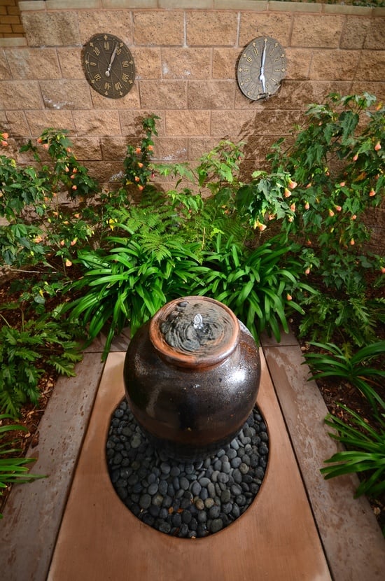 Déco-jardin-petit-fontaine-de-jardin-sol-en-pierre