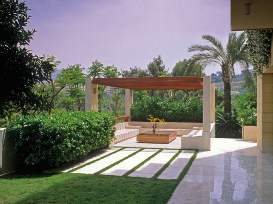 Pergola-patio-jardin-spacieux-paradis-sol-en-blanc