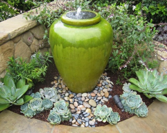 Sol-en-pierre-fontaine-de-jardin-vase-céramique