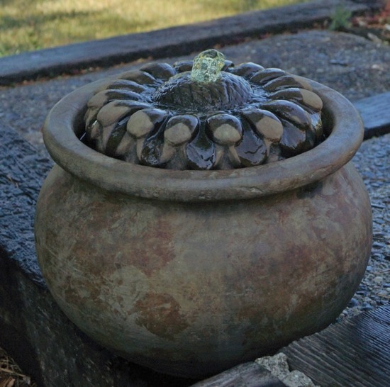 Vase-céramique-fontaine-de-jardin-design-intéressante