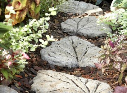 allée-en-pierre-en-forme-de-fleurs