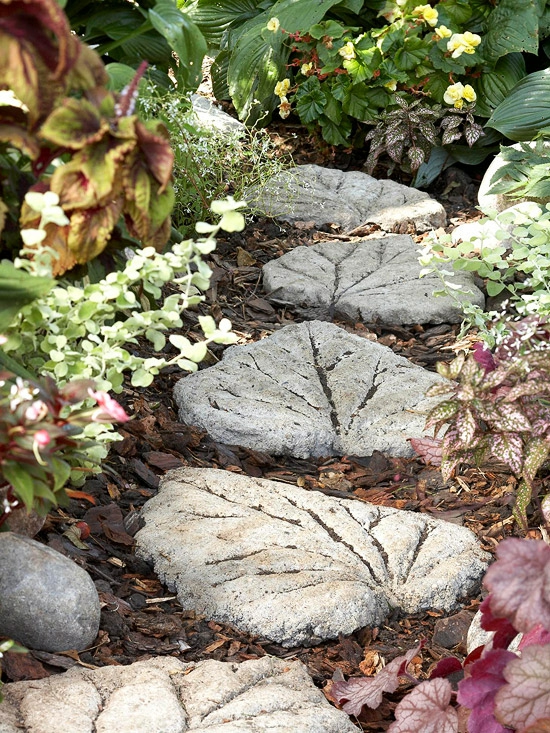 allée-en-pierre-en-forme-de-fleurs