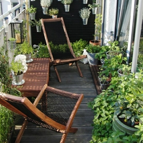 aménagement-déco-petit-balcon-mur-plantes-vertes-mobilier-bois