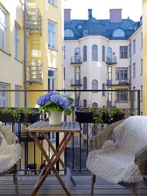 aménagement-décoration-petit-balcon-mobilier-pliant-porte-jardinières