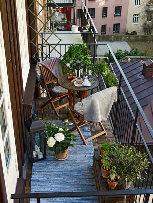 aménagement-décoration-petit-balcon-plantes-vertes-mobilier-pliant