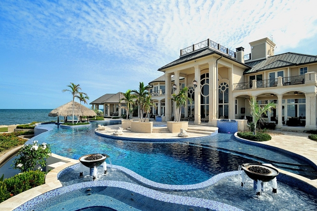 aménagement de piscine plusieurs-niveaux-décoration-palmiers