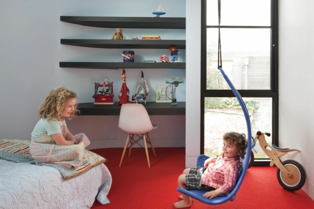 aménagement-pour-une-chambre-d`enfant-balancoire-suspendu-au-plafond