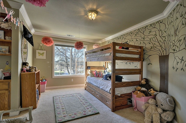 aménagement-pour-une-chambre-d`enfant-décoration-murale-arbre