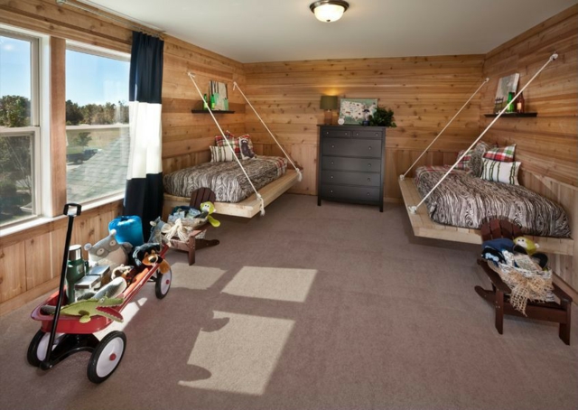 aménagement-pour-une-chambre-d`enfant-lits-pendus-mur