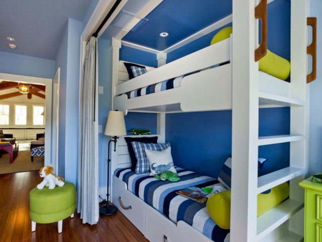 aménagement-pour-une-chambre-d`enfant-lits-superposés-rideau-blanc
