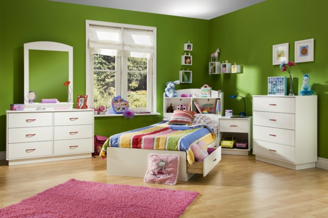 aménagement-pour-une-chambre-d`enfant-mur-vert-commode-blanc