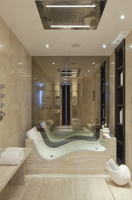 aménagement-salle-de-bains-moderne-baignoire-forme-asymétrique