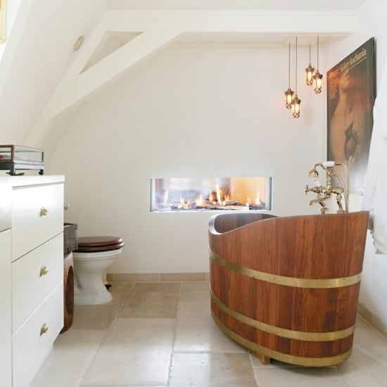 aménagement salle de bains moderne baignoire-îlot-bois-armoire-blanc