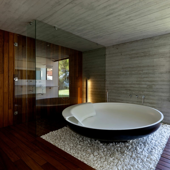 aménagement-salle-de-bains-moderne-baignoire-îlot-forme-ronde