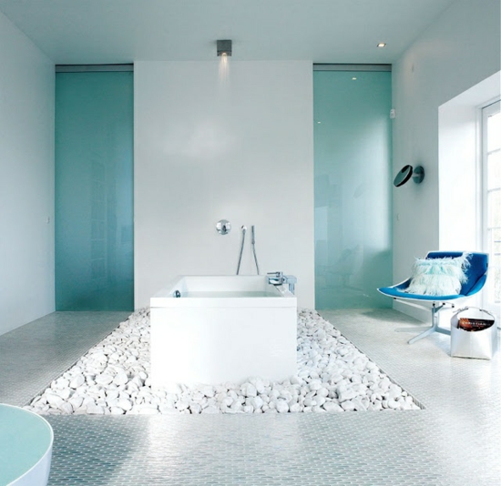 ménagement-salle-de-bains-moderne-baignoire-îlot-galets-Feng-Shui