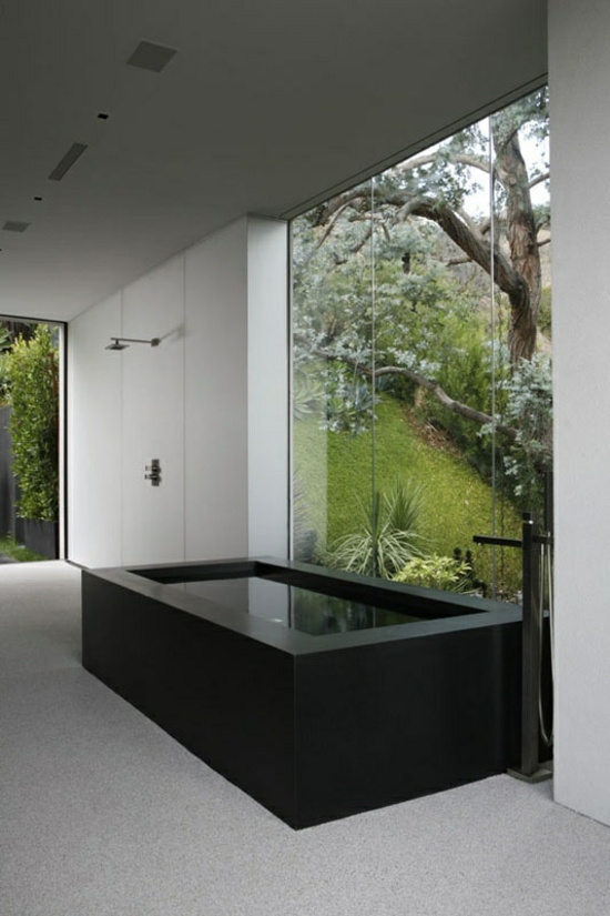 aménagement-salle-de-bains-moderne-baignoire-rectangulaire-noire