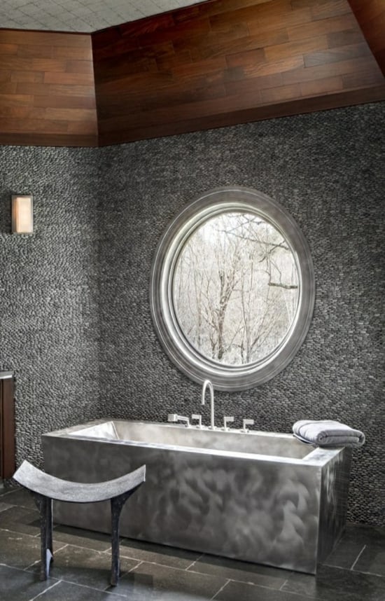 aménagement-salle-de-bains-moderne-noir-fenêtre-ronde-baignoire-rectangulaire
