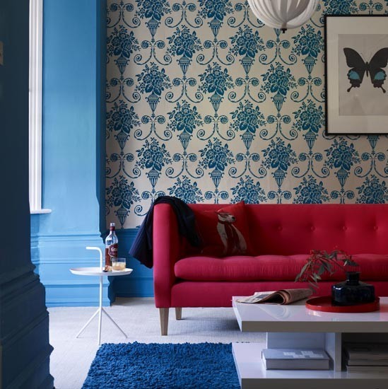 aménagement-salon-éclats-couleurs-vives-rouge-bleu-moderne-classique