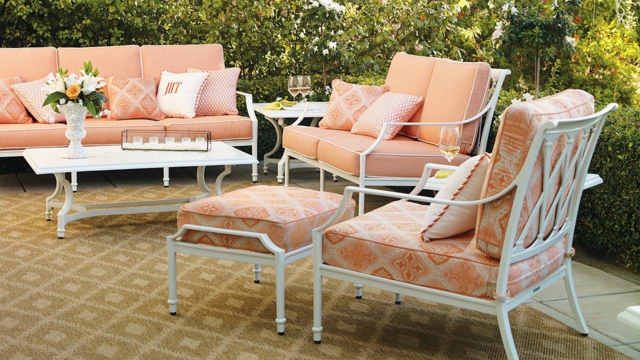 aménagment-coin-terrasse-salon-jardin-mobilier-métal-blanc-rose