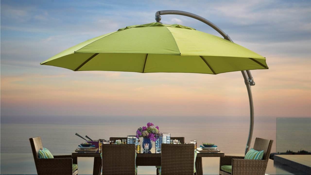 aménagment-extérieur-coin-repas-mobilier-résine-tressée-parasol-suspendu-vert