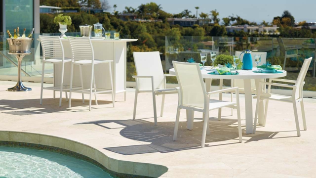 aménagment-piscine-coin-repas-extérieur-table-chaise-tabourets-bar-blanc