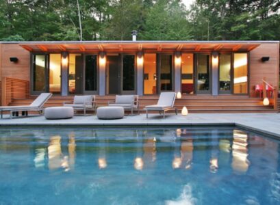 aménagement-piscine-de-jardin-meubles-chaises-longues-confortables