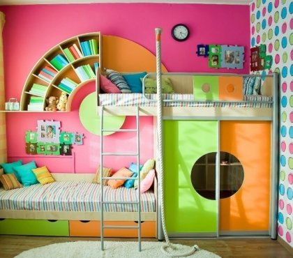 aménagement-chambre-enfant-murs-rose-lit-mezzanine