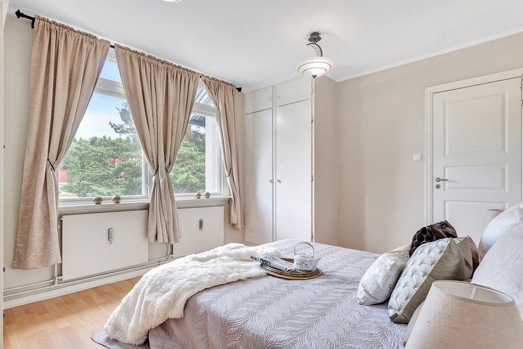 aménagement chambre à coucher -romantique-literie-blanc-gris-clair-rideaux-taupe