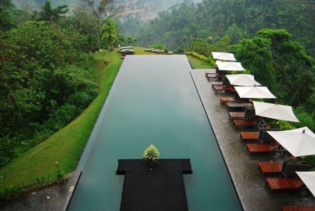 aménagement-de-piscine-rectangulaire-parasol-chaises-longues-bois