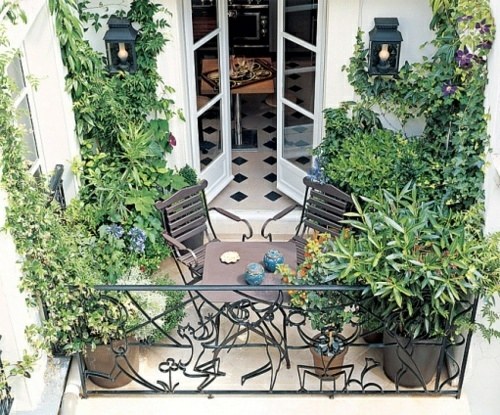 aménagement-déco-petit-balcon-plantes-vertes-balustrade-métallique