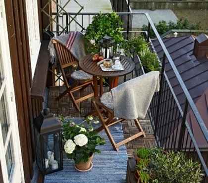 aménagement-décoration-petit-balcon-plantes-vertes-mobilier-pliant