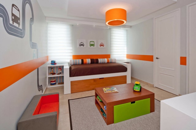 aménagement-pour-une-chambre-d`enfant-rayures-orange-mur-blanc