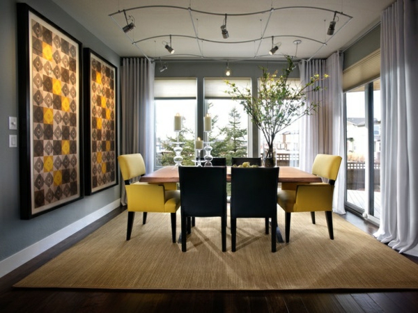 aménagement-salle-à-manger-moderne-couleur-foncée-chaises-jaunes