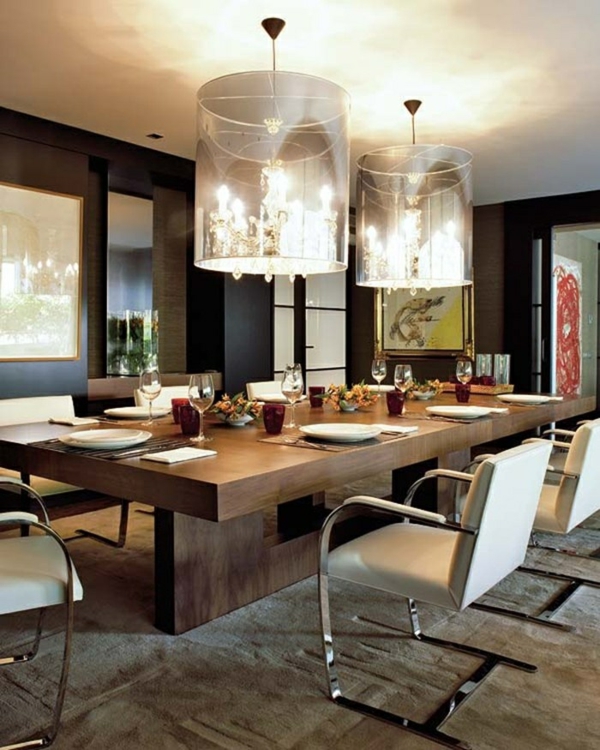aménagement-salle-à-manger-moderne-grandes-lampes-plafond-table-à-manger-bois