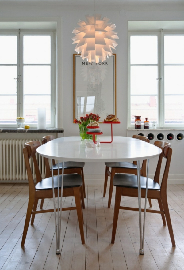 aménagement-salle-à-manger-moderne-lampe-plafond-table-blanches-chaises-bois