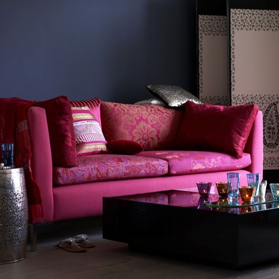 aménagement-salon-contemporain-accents-exotiques-pourpre-rose