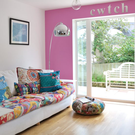 aménagement-salon-moderne-couleurs-claires-éclats-multicolores