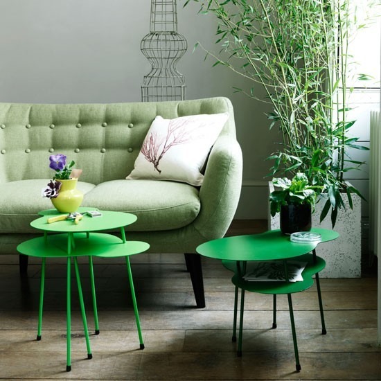 aménagement-salon-moderne-couleurs-claires-éclats-vert-forêt-pistache